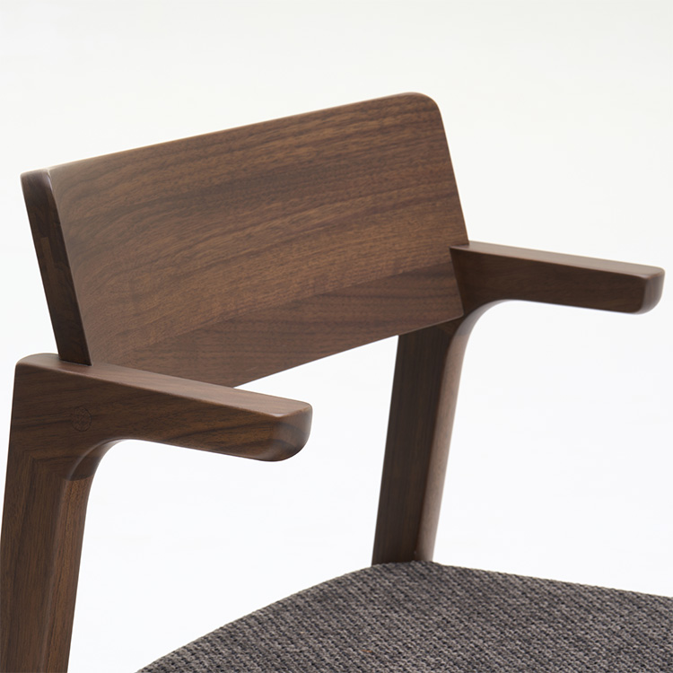 <p>優しい丸みのショートアーム、立ち座りの際に肘が邪魔になりにくく。食事後も肘をかけてゆっくりとくつろげます。</p>