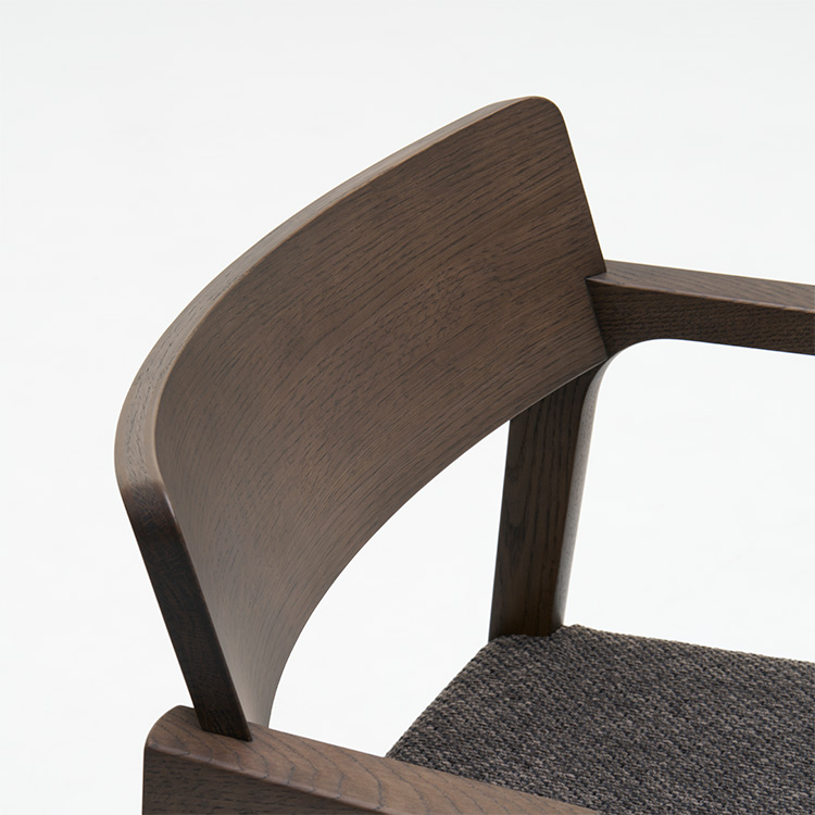 <p>空間を広く見せるローバックスタイル、厳選したラインが体をしっかり支えます。</p>