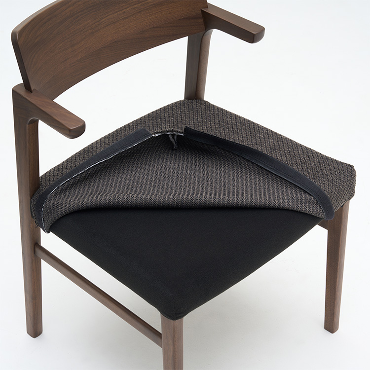 <p>布張りシートは、メンテナンスも楽な面ファスナーのカバーリング仕様です。</p>