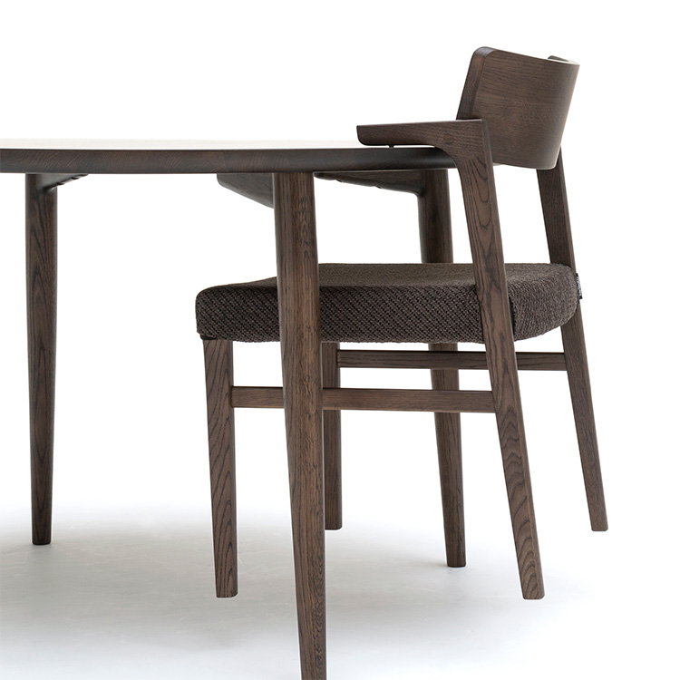 <p>軽くて持ちやすく、お掃除のときはアームをテーブルへ掛けられます。</p>