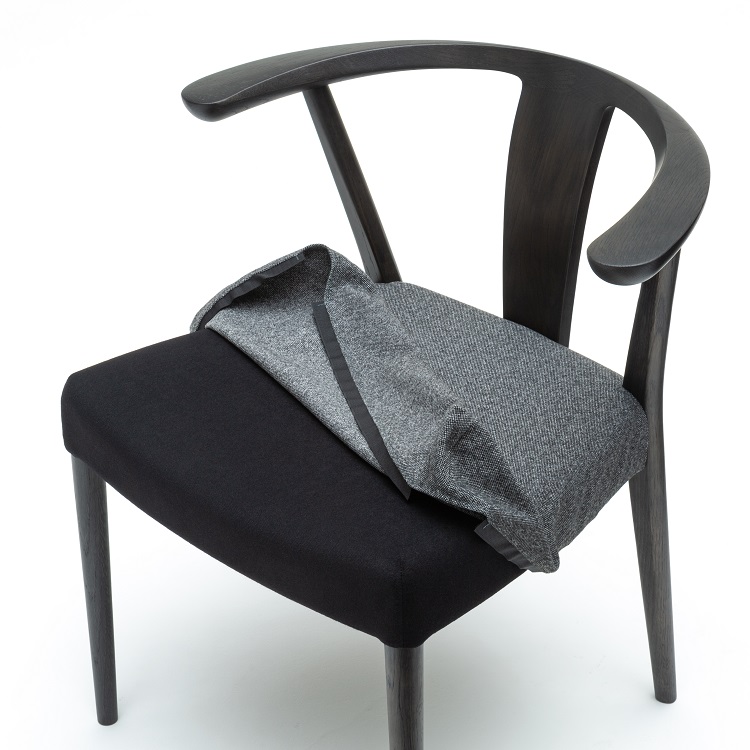 大人気カリモク家具　肘掛けにカップも置ける　グレー ファブリック アームチェア 大人気カリモク家具 肘掛けにカップも置ける グレー ファブリック