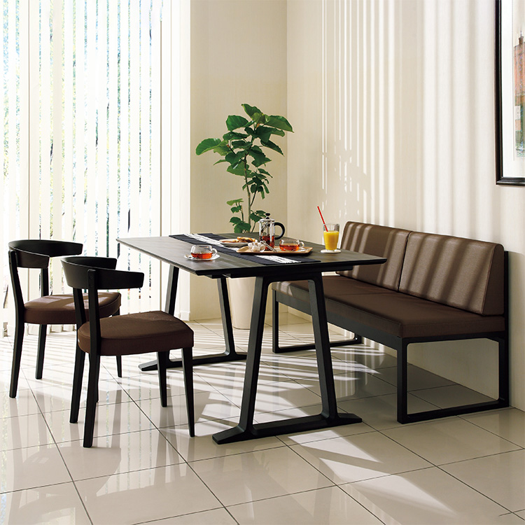 <p>天板には汚れやキズにも強いメラミン化粧板を採用。<br />ベンチとセットしても、出入りしやすい2本脚構造。</p>