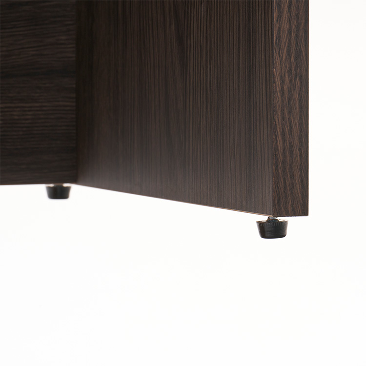 <p>アジャスターが付いているので、設置する床に合わせて調整が可能です。</p>