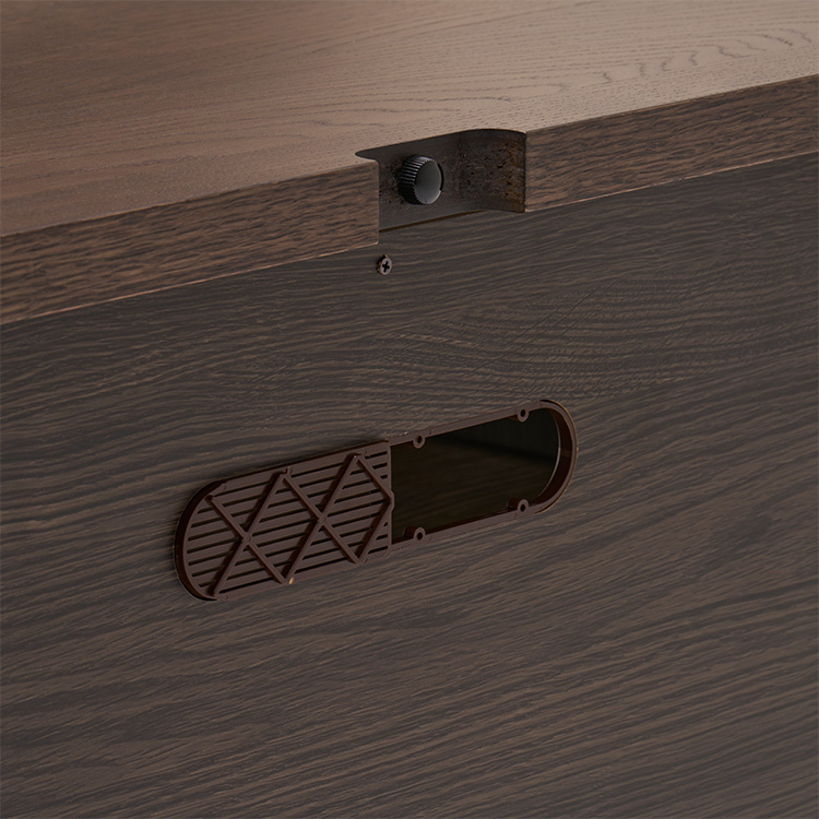 <p>天板にはテレビなどの通専用の切り欠きやユリアネジ、また背面には放熱穴を設けました。</p>