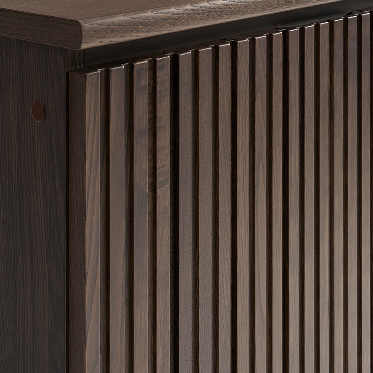 <p>縦スリットのシンプルで美しい前板。</p>