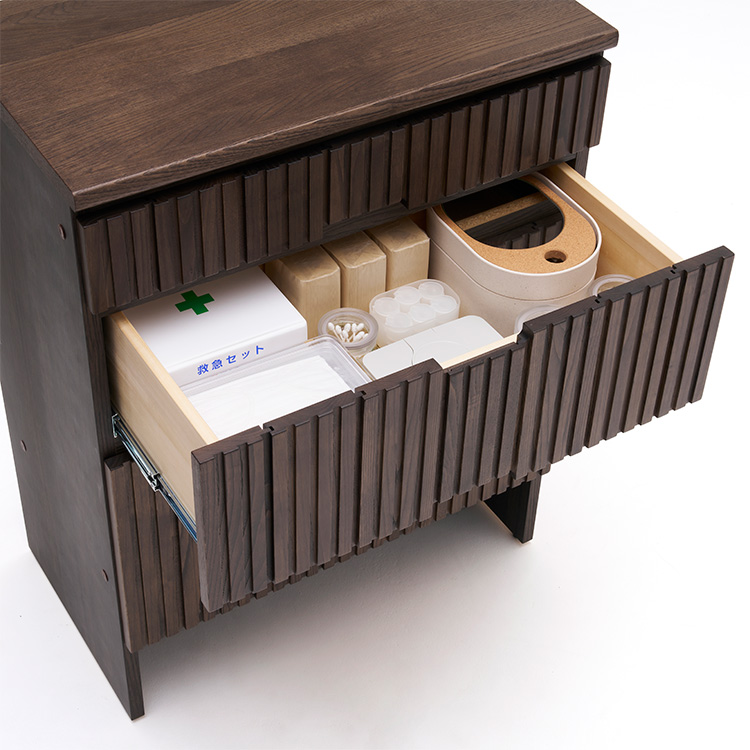 <p>使用頻度の高く、サイズが大きいものを収納できる引出し中段。</p>