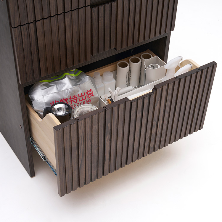 <p>掃除用品や防災用品のような、高さがありかさばるものを収納できる引出し下段。</p>