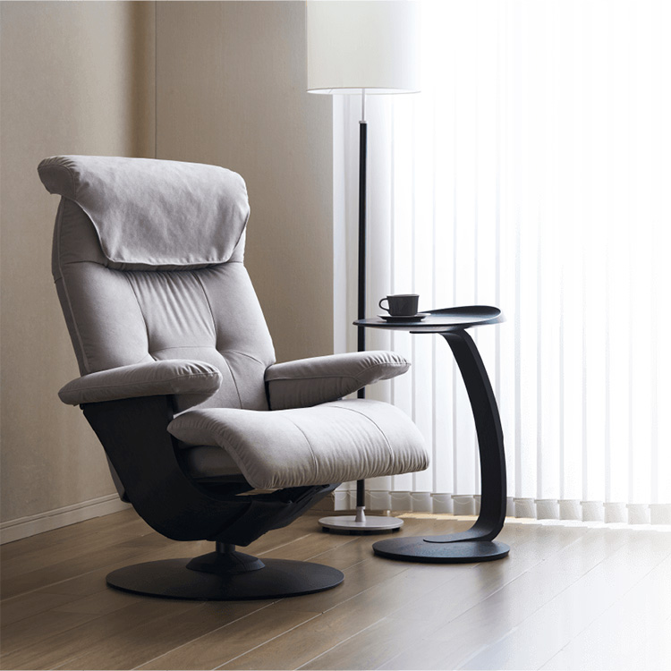 <p>クッションには、反発力を抑えるネット状の素材を採用。身体を包み込んでくれる快適な掛け心地です。</p>