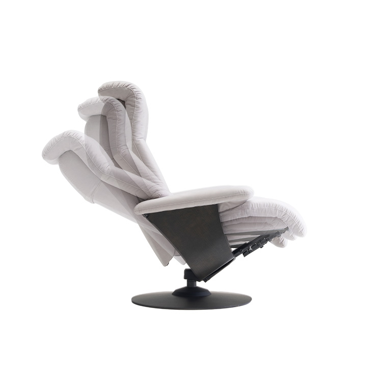 <p>リクライニングにレバーやボタン操作は不要。体重を預けるだけで座面・背もたれ・ヘッドレストが連動して動きます。</p>