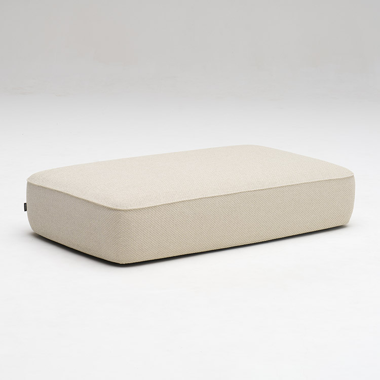 <p>四隅の脚部を取り外せばローソファとして使用できます。（プラスドライバーで着脱可能です。）</p>