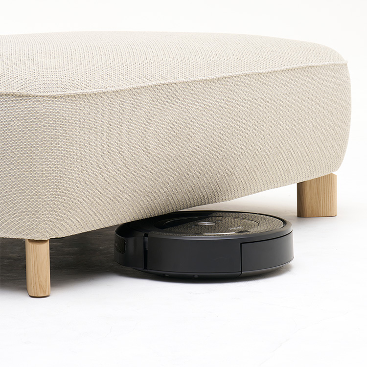 <p>脚取付時にはお掃除ロボットが通り抜けできるので、ソファを動かさなくてもお掃除が可能です。</p>