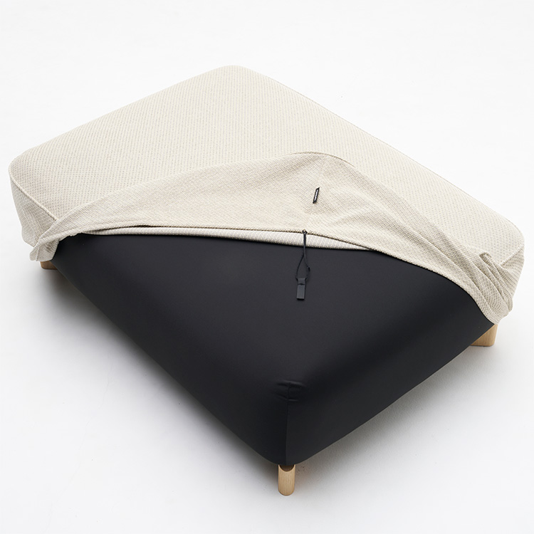 <p>表布地は取り外しができるカバーリング仕様です。水洗いできる布地であればご家庭で洗濯できて、清潔に保つことができます。</p>