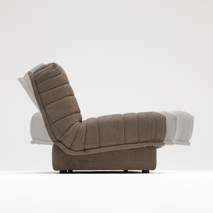 <p>・背もたれは通常の椅子状態のほか、少し後ろに倒したリクライニング角にもできます。</p>