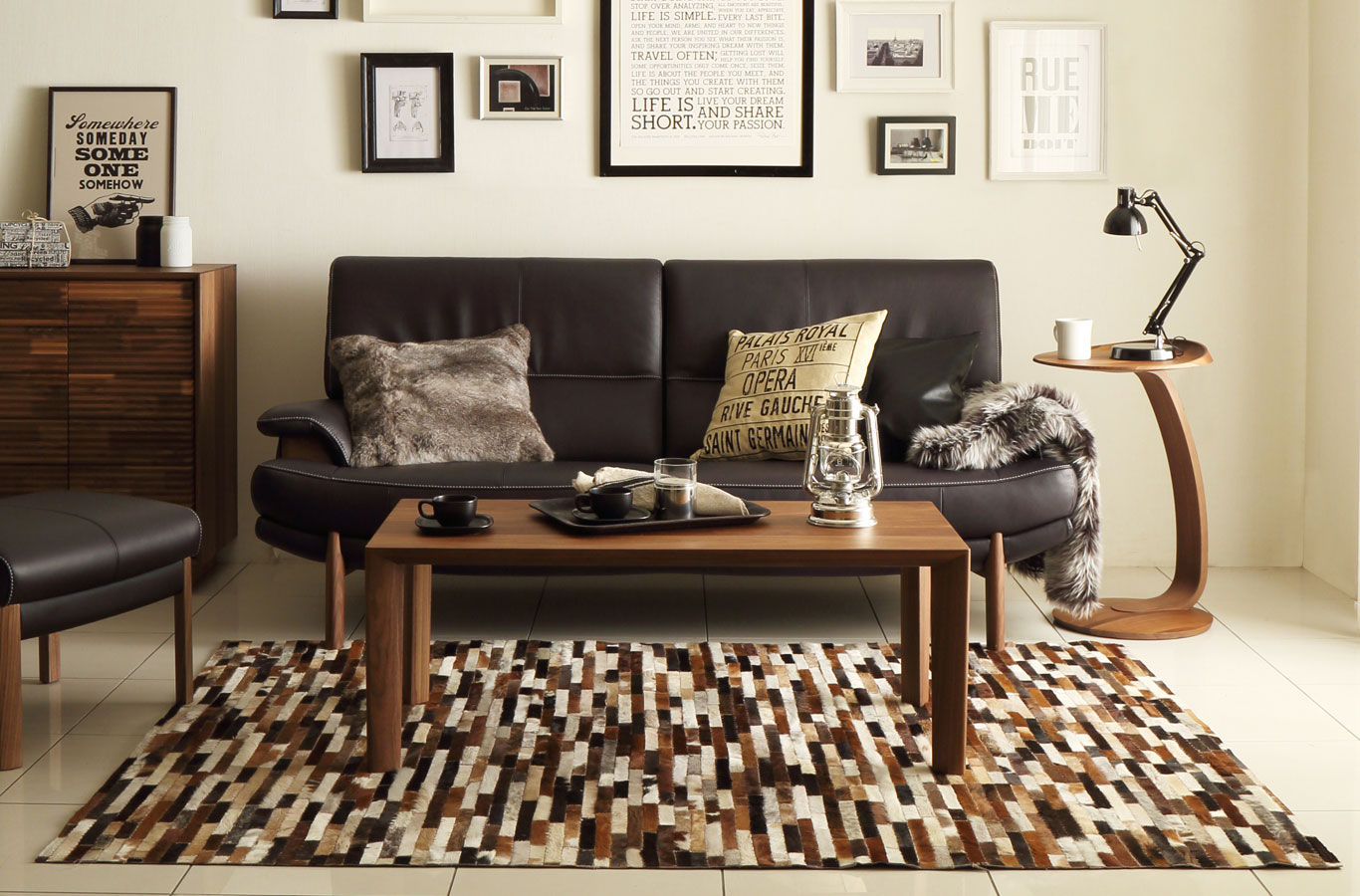 デザイン性と機能性を兼ね備えたリビングテーブル・サイド